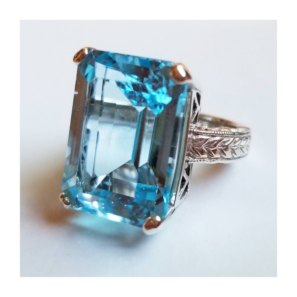 Genuine Blue Topaz Cocktail Ring Ring in Silver Setting 20 Carats - Picture 2 of 8